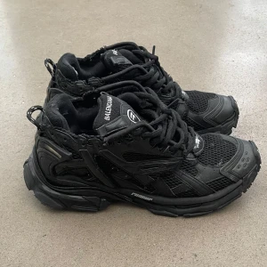 Balenciaga runners - Säljer mina balenciaga runners som är sparsamt använda men har tecken på användning. Tveka inte om du har några frågor🤝🙏