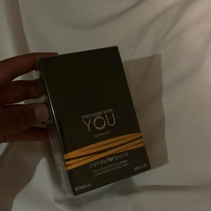 Emporio Armani Stronger With You Intensely - Emporio Armani Stronger With You Intensely är en herrparfym i en snygg svart kartong med guldiga detaljer. Förpackningen rymmer 100 ml eau de toilette och har en modern, stilren design med tydliga logotyper och text. Perfekt för dig som gillar exklusiva dofter.