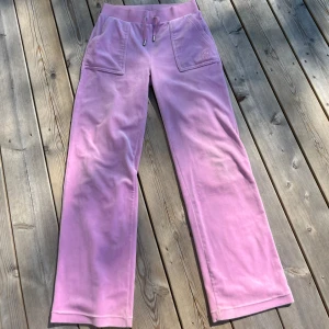 Rosa Juicy Couture byxor - Sjukt snygga och brkväma rosa byxor från Juicy Couture i strlk Xs. Nästan helt nya, använda några ggr men blev tyvärr smutsiga när jag körde moped (se bild) fläcken går inte bort. De är för korta i benen för mig (inte som andra juicy byxor brukar vara) och därför används de inte längre. Hör jättegärna av er vid funderingar 🩷🩷🩷