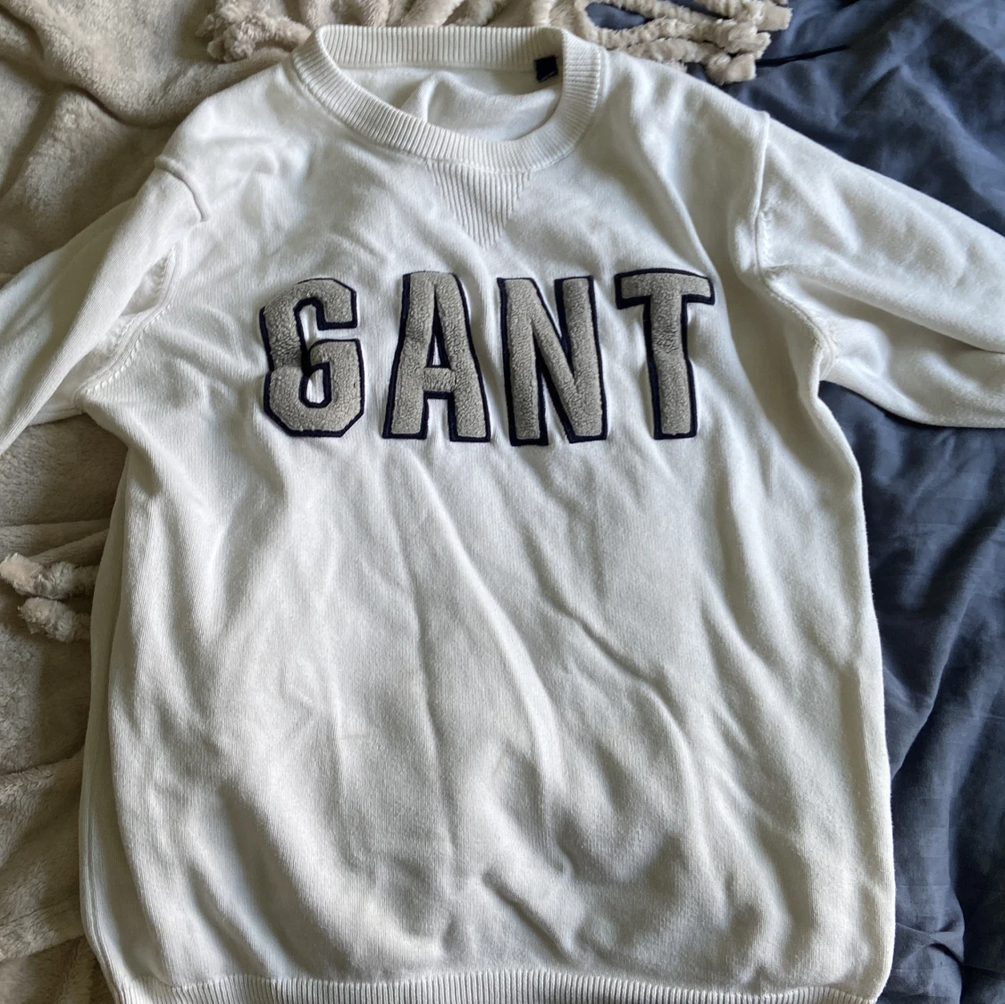 Vit stickad GANT tröja med logga - 1