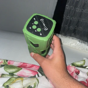 Högtalare  - En högtalare  jag köpte den för 5 månader sedan om ni vill skriv till mig kan skicka video på högtalare ljudet 