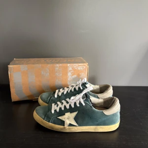 Blå golden goose - As snygga ljusblå golden goose skor perfekt till sommaren. Tecken på användning men ändå bra skick. Box medföljer! 