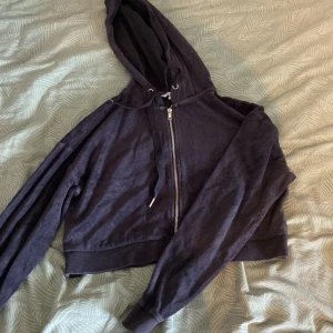 Svart hoodie med dragkedja och huva - Svart hoodie med hel dragkedja framtill och huva med snörning. Tröjan har långa ärmar och ribbade muddar vid ärmslut och nederkant. Perfekt för en avslappnad och chill stil.