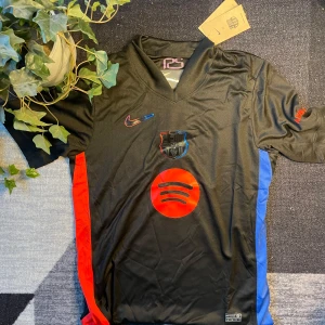 Barcelona 24/25 away - Stilren barcelona tröja. Helt nyskick med prislapp och qr kod. Perfekt nu för sommaren🏖️