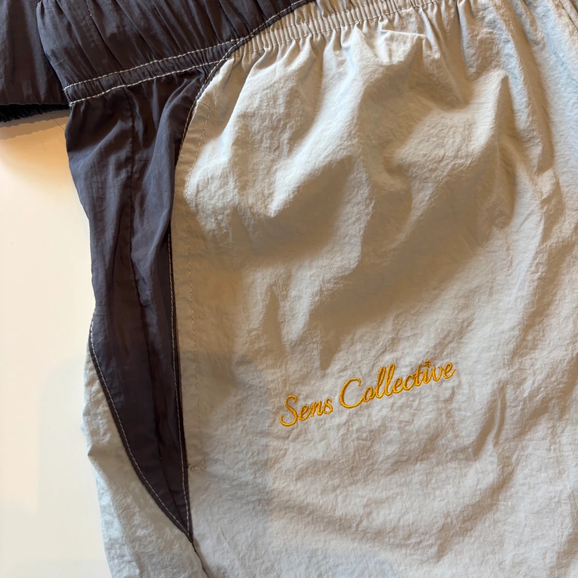 Grå tracksuit från Sens Collective - 2