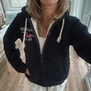 Hollister zip med foder - En zip från Hollister med foder i storlek M. Tröjan kan upplevas mindre i storlek. Tröjan är överlag i väldigt fint skick. Skickas inom 24h. Se fler liknande zip i min profil! Vid köp av denna annons, skriv för gratis frakt så fixar jag det. E34