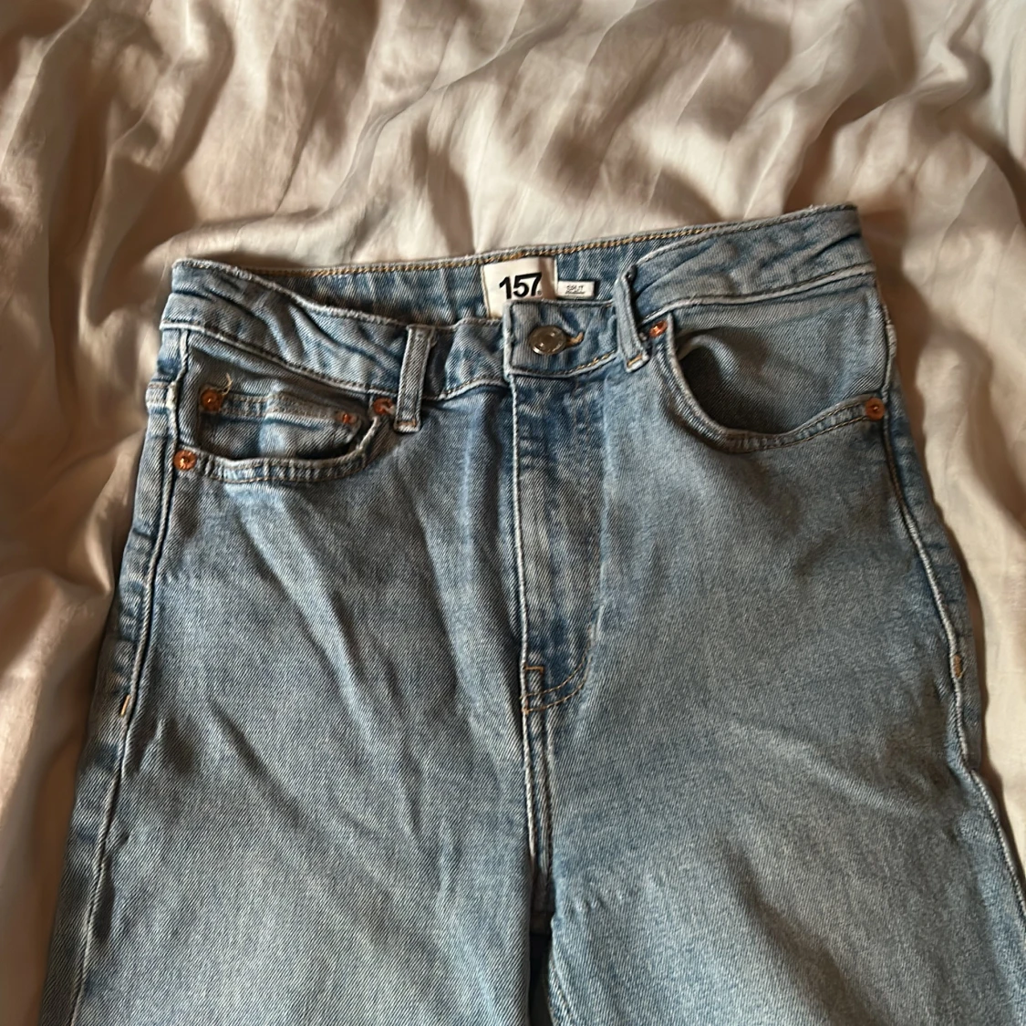 Ljusblå raka jeans med slits - 1