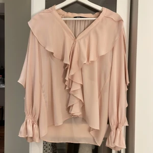 TRYCK EJ PÅ KÖP! Skriv och köp varan hos Alicen!  - Säljer en söt rosa blus från Zara i storlek S. Perfekt för sommaren