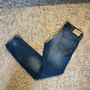 Replay Anbass blå jeans, stl 30 - Säljer ett par mörkblå Replay Anbass jeans med slim straight passform och en riktigt fet wash. Nytt skick, inga anmärkningar. storlek 30 mått kan såklart skickas vid osäkerhet. Postas antigen samma dag som köp eller dagen därpå🙌💯