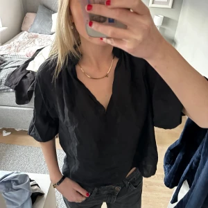 Svart blus - Superfin blus med ballong armar💕