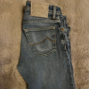 Blå jeans från Jacob Cohen - Snygga blå jeans från Jacob Cohen. De är i väldigt bra skick. Vid högra benet finns det två små hål därav det låga priset men personligen tycker jag att det är snyggt🍾✅🥂