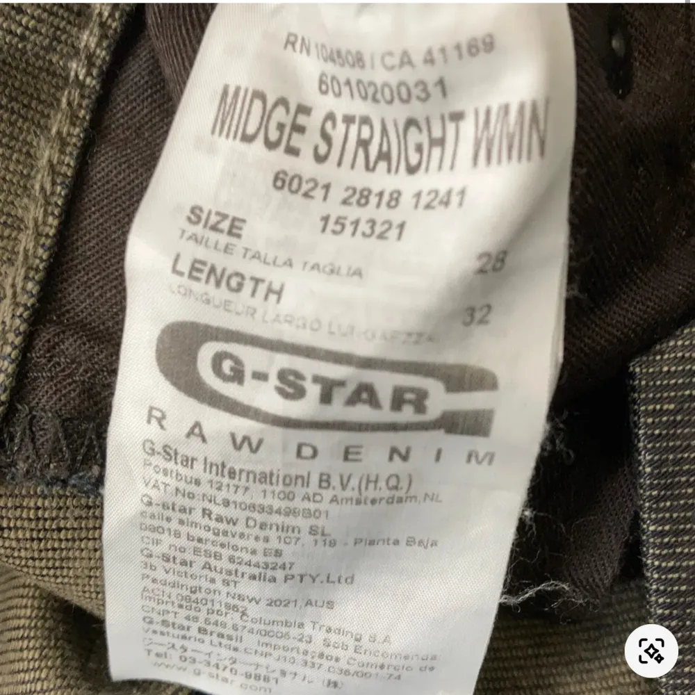 Snygga svarta jeans från G-Star i modellen Midge Straight WMN. De har en klassisk straight passform och är tillverkade i rådenim. Tyvärr inte min storlek🥰. Farkut & Housut.