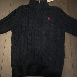  Ralph Lauren tröja - Säljer en  mörkblå stickad tröja från Ralph Lauren med dragkedja. Helt ny inga defekter, priset går att diskuteras vid snabb affär! Storlek M! Mvh Elliot 😁