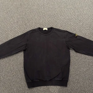 Mörkblå sweatshirt från Stone Island - Säljer en mörkblå sweatshirt från stone island. Bara använd några gånger och i mkt bra skick.