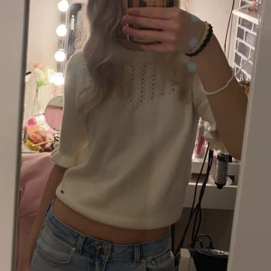 Vit stickad tröja från Holly & Whyte - Säljer en söt vit stickad tröja från Holly & Whyte med ett fint hålmönster upptill. Endast använd vid ett tillfälle, Priset går självklart att diskuteras💕