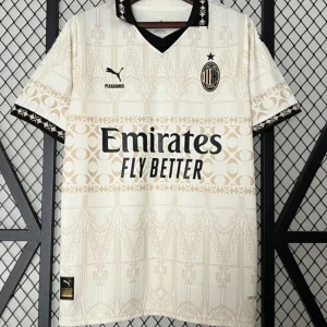 Beige AC Milan fotbollströja från Puma - Snygg beige AC Milan fotbollströja från Puma med korta ärmar och ett elegant mönster. Tröjan har klubbens emblem på bröstet och sponsorloggor från Emirates och Wefox. Perfekt för fans som vill visa sitt stöd med stil.