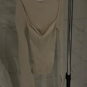 Hjärtformad långärmad  - Hjärtformad långärmad tröja med utsvängda armar från H&M i storlek S. Säljer då jag vuxit ifrån den. Inge defekter— som ny. Pris går att diskutera!! 💗