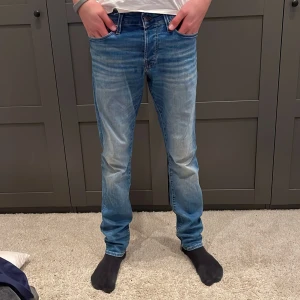 Jeans från jack and jones - Tjena, säljer ett par riktigt feta jack and jones jeans för skit bra pris. De är storlek W29 L32 och är slim fit. Skriv för fler frågor?