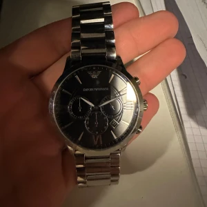 Emporio Armani klocka - Snygg silverfärgad klocka från Emporio Armani. Nypris 2400. klassisk design som passar till många tillfällen. En av dem billigare ute på Plick 