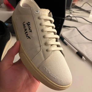 Saint Laurent sneakers nytt skick!  - Hej säljer mina par saint laurent skor. Dem är i nytt skick och jätte bekväma. Säljer dessa skor för dem inte passar mig. Dem passar till storlek 41/42 även kanske 41/2. Kommer med OG förutom dustbags. Skick 9/10.  Pris kan diskuteras och hör av dig av minsta lilla fråga om skorna😁 Mvh Philip 