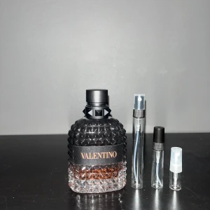 Valentino coral fantasy  - Valentino coral fantasy är en speciell doft, den är lite fruktig med noter av rött äpple. Den doft funkar att bära när som helst och den är svår att ogilla 1ml 25/ 2ml 39/ 5ml 75/ 10ml 150/ 30ml 435kr! Kan frakta utanför Plick för 22kr, gratis sample på köp över 100kr!