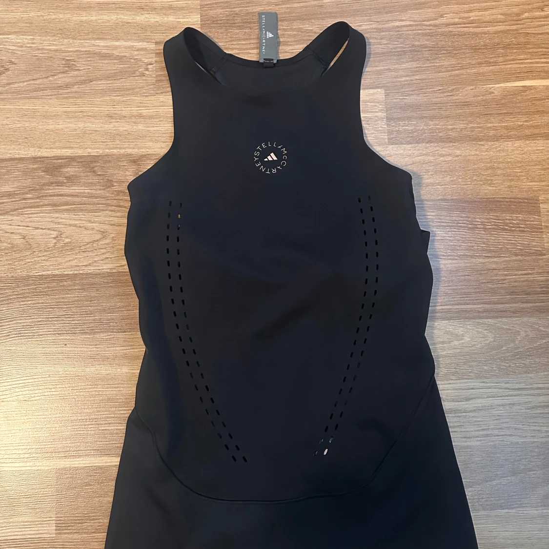 Svart linnetopp från Adidas Stella McCartney