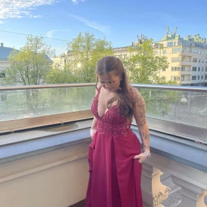 Balklänningen, Vinröd klänning med paljetter - Balklänningen i vinrött, v-ringad 