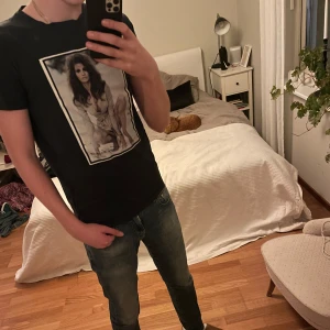 Mörkblå Limitato T-shirt - Hej! Säljer en snygg blå t-shirt från Limitato med ett stort tryck av en kvinna på framsidan. Skicket är bra men har använts. Storleken är S. Perfekt för en cool och avslappnad stil. T-shirten har en klassisk passform och korta ärmar. Vid fler frågor är det bara att höra av er!🙌