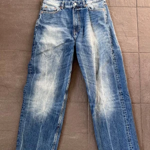 Blåa baggy jeans från Weekday - Säljer ett par blå Weekday Galaxy Loose Straight  baggy Jeans. De har en avslappnad passform med raka ben och en klassisk femficksdesign. Perfekta för en casual look.