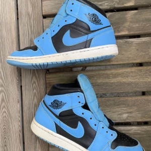 Jordan mid university blue black - Ett par fräscha jordans i bra skick, sulan är lite smutsigt men är enkelt att tvätta bort. Snören och creaseskydd medföljer. Lådan kan också komma med om man vill.