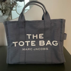 Blp tote bag från Marc Jacobs - Snygg blå tote bag från Marc Jacobs. Tillhörande långt band. Använd ett fåtal gånger.