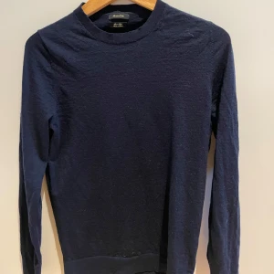 Merinoull Massimo Dutti - Säljer en stilren mörkblå tröja från Massimo Dutti gjord utav merinoull. Tröjan är i fint skick.