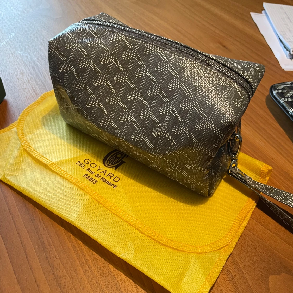 Grå necessär och grön korthållare  - 2