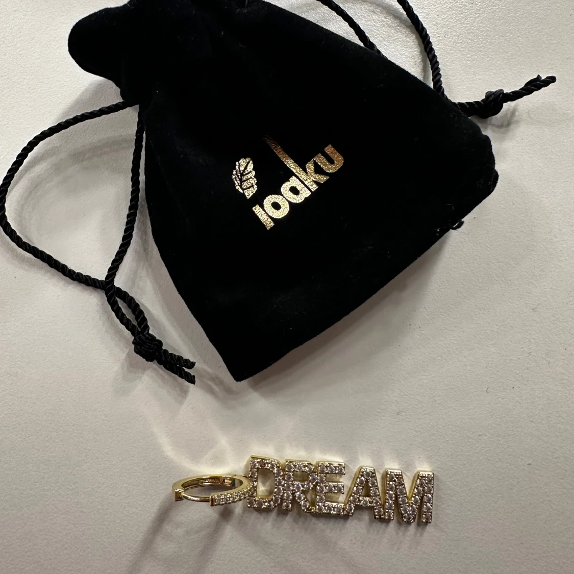 Guldörhänge med texten DREAM från Loaku - 1