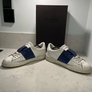 Valentinno opens - Hej där! Skorna är riktigt snygga men använda såklart. Skorna är i relativt bra skick men finns såklart skavanker men har extremt mycket kvar att ge. Med kommmer gör såklart orginal sko lådan. Skorna är i storlek 43. Retail på skorna är hela 7280 kr! Hör av er vid minsta lilla fundering. MVH Ville 