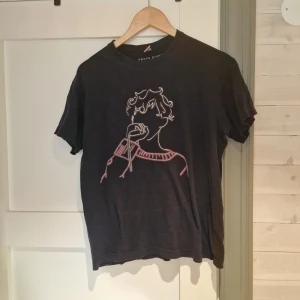 Svart t-shirt med tryck  - Säljer en Troye Sivan merch tröja från hans första konsert i Stockholm 