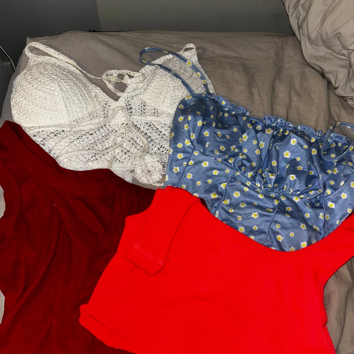 Flera olika toppar i olika färger och stilar - 2