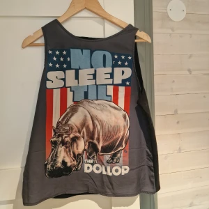 Svart linne the dollop - Säljer min "no sleep til hippo" tröja. Från den fantastiska podcasten the dollop!!