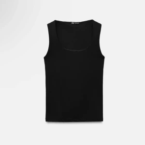 Svart linnetopp från Zara - Snygg och enkel svart linnetopp från Zara. Perfekt för lager-på-lager eller att bära som den är. Den har en klassisk rund halsringning och ärmlös design. Från zara men bara använd nån enstaka gång ❤️ köpt för 150kr säljer för 75kr 💕 säljer även en vit om någon är intresserad!!