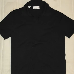 Svart pikétröja från Selected Homme - Snygg svart pikétröja från Selected Homme. Perfekt för en stilren look med klassisk krage och korta ärmar. Tillverkad i ett mjukt material som ger en bekväm passform. Ett måste i garderoben för en tidlös stil. Väldigt bra skick har användt de. sparsamt så fortfarande väldigt bra skick skulle nästan säga att den fortfarande är typ helt som ny. köpt för cirka 400 på Jeansbolaget.