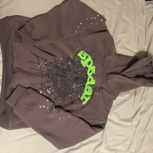 Spider hoodie - Säljer den för att jag fick den i julklapp men har bara provat på den lite för stor på är 175 cm