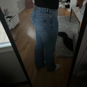 Blå jeans med hög midja - Snygga blå jeans med medelhög midja och klassisk femficksdesign. De har en straight passform som ger en tidlös look. Perfekta för en avslappnad stil.