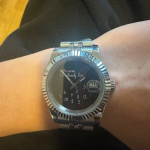 Seiko mod - Snygg klocka med silverfärgad länk och svart urtavla. Extra länkbitar medföljer för justering av storlek.