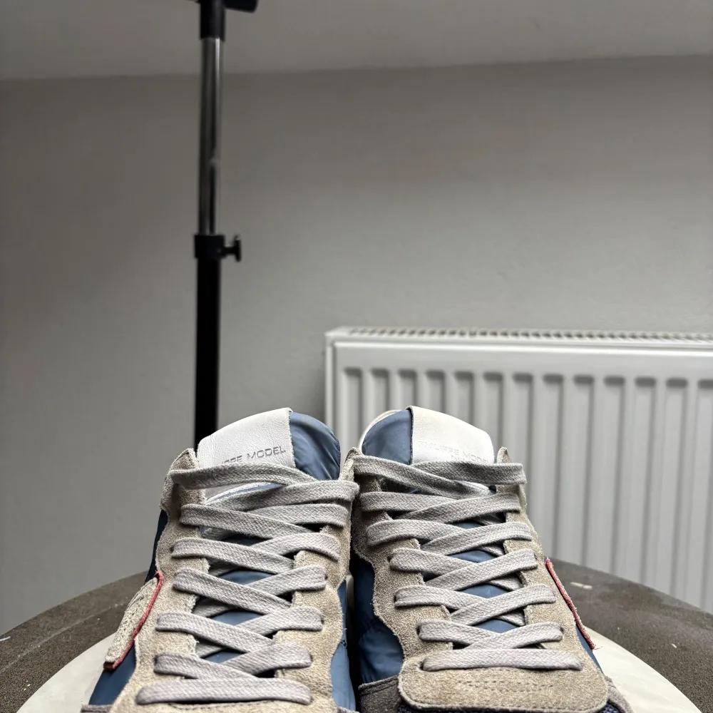 Snygga Philippe Model skor i fint skick, box medföljer. (Strorlek 40 fits 41) en tvätt så ser dom fina ut. Hör gärna av dig om det är något du funderar över. Leon. Kengät.