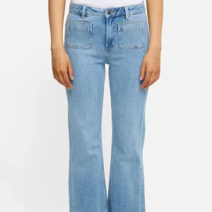 Bikbok ljusblå jeans  - Säljer nu mina Bikbok jeans i en jättefin ljusblå färg. Jag har dessa i mörkblå färg som är använda som jag älskar och köpte dessa i samma storlek. Men de va lite skillnad i längd vilket gjorde att jag ej använt dem. De är nya och ej använda men prislappen har jag tagit bort. Nypris 499kr mitt pris 399kr💗 Storlek 25-32