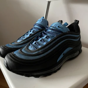 Nike Air Max 97 i blått och svart - Andvända två gånger och är i perfekt skick. Säljer då dem bara står