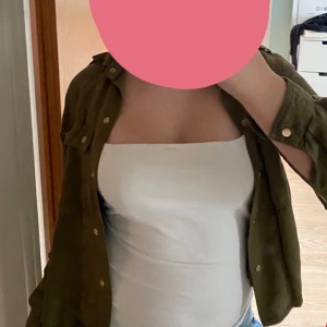 Olivgrön jacka med volangdetalj - Fin grön vårjacka från guess, köpt från vinted men säljer då den är lite för liten för mig. Så fina volang detaljer där bak. Jättesöt nu till vårsäsongen