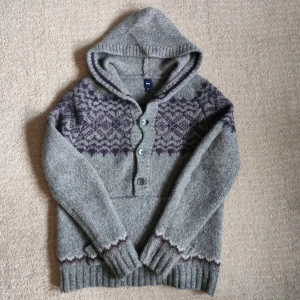 Unik stickad Hoodie med mönster  - Säljer en unik hoodie med fina mönster. cool design med knappar och luva samt väldigt varm och mysig. skriv vid minsta fundering!
