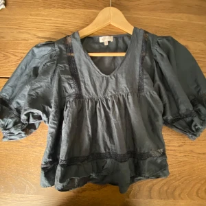 Gulllllig marinblå sommartopp - Marinblå topp, perfekt för sommaren tack vare  dess luftiga tyg 😇Fina spetsdetaljer, puffiga ärmar och en ynklig v-ringning! 🩵🩵💘