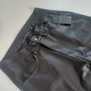 Svarta skinnbyxor - Snygga svarta skinnbyxor från lager 157 i storlek S. Dom är aldrig använda och säljer dom för att de är för stora för mig💕